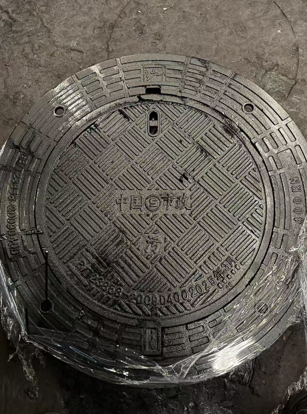三台球墨铸铁防沉降井盖展示